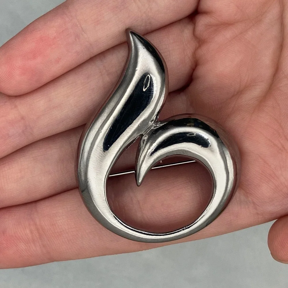 Silver Tone Abstract Swirl Wave Brooch Pin Retro Modernist Ocean Beach Nautical